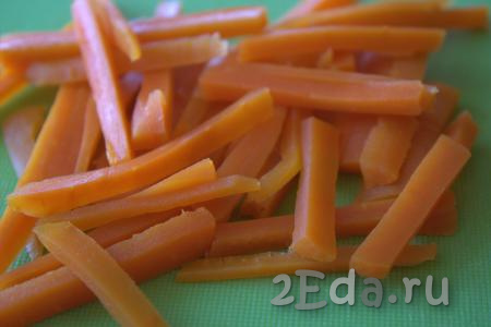 Морковь вымыть и, не очищая, поместить в кастрюлю, полностью залить водой. Кастрюлю с морковкой отправить на огонь и варить с момента закипания на небольшом огне 25-35 минут (время варки зависит от размера моркови). Готовая варёная морковка будет легко прокалываться ножом. Затем, дав моркови остыть, очистить её и нарезать небольшой соломкой.
