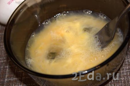 В миску подходящего размера вбить яйца и при помощи вилки (или венчика) взбить в пышную массу.