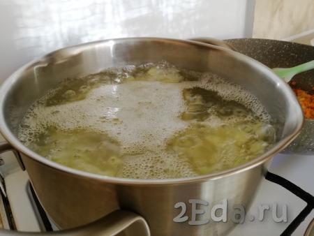 В кастрюлю налить 2 литра воды, отправить на огонь. Как только вода закипит, выложить картофель. После повторного закипания, снять пену и убавить огонь до минимального. Варить картофель 5-10 минут, в зависимости от размера кусочков.