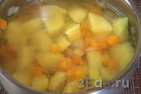 Далее в кастрюлю к овощам влить 2-2,5 литра воды (или бульона), жидкость должна полностью покрывать овощи, довести до кипения.