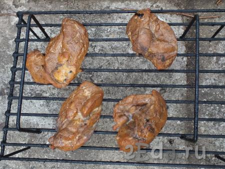 Через указанное время достаньте решётку с куриным мясом. Снимите филе с решётки, а затем охладите при комнатной температуре.