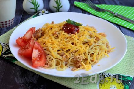 Спагетти с фаршем и сыром на сковороде