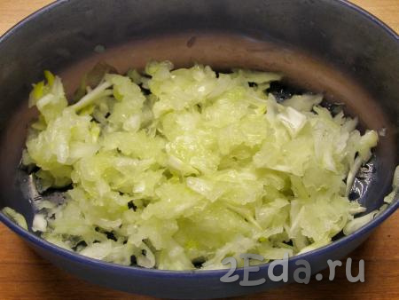 Также, на крупной тёрке, натираем луковицу (можно, при желании, лук очень мелко нарезать).