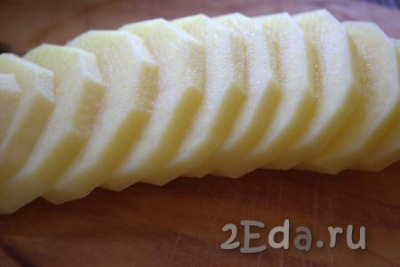 Картофель вымыть, очистить и нарезать на кружочки толщиной 1-1,5 сантиметра.