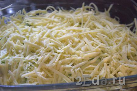 Слой кабачков посыпать сыром, натёртым на средней тёрке. Запекать куриную грудку с кабачками и картошкой в духовке, разогретой до 180 градусов, минут 25-30 (до готовности картофеля - он должен легко прокалываться ножом).