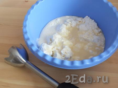 Во взбитые яйца с сахаром добавьте творог, сгущённое молоко и пробейте погружным блендером в течение 2-3 минут.