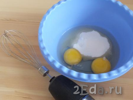 Для начала возьмите глубокую миску, разбейте в неё яйца, добавьте сахар, ванилин и взбейте с помощью миксера (или венчика) в однородную, белую массу.
