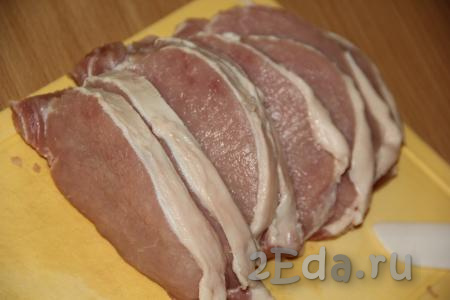 Мякоть свинины (у меня шея) нарезать на кусочки толщиной, примерно, 1,5 см.