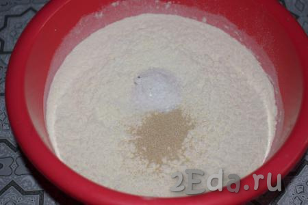 Для приготовления теста в миску насыпаем муку, добавляем соль и сухие дрожжи.