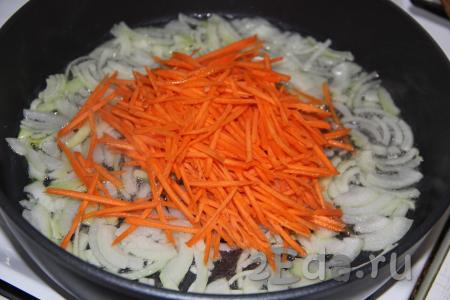 Обжарить лук в течение 3 минут на среднем огне, иногда перемешивая. Морковь почистить и натереть на тёрке для моркови по-корейски (или на крупной тёрке), а затем выложить в сковороду с обжаренным луком.
