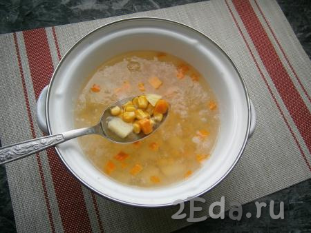 Картофель и морковь очистить, нарезать небольшими кубиками. Воду вскипятить в кастрюле, выложить нарезанные морковку и картошку, посолить. Когда вода снова закипит, добавить консервированную кукурузу. Варить суп на небольшом огне 15 минут.