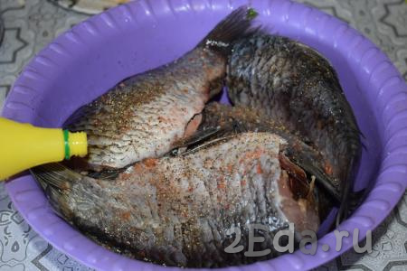 Подготовленную рыбу посолить, поперчить и посыпать специями для рыбы, добавить лимонный сок и хорошо всё втереть в рыбку.
