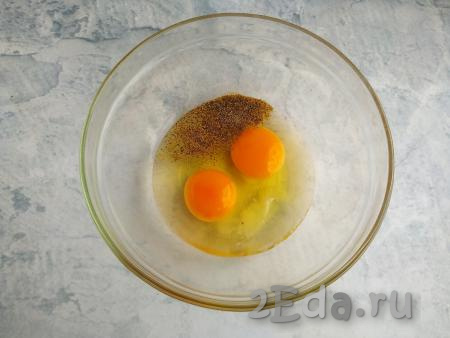 В миску вбить яйца, посолить их и поперчить.