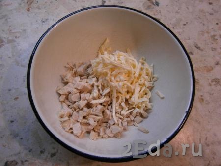 К вареному куриному филе, нарезанному на небольшие кусочки, выложить плавленный сыр, натертый на крупной терке.