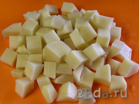 Очищенный картофель нарезаем на кубики и кладём в холодную воду, чтобы избавиться от лишнего крахмала.