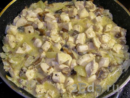 Когда сливочный соус закипит, накрываем сковороду крышкой, уменьшаем огонь до минимального и тушим куриное филе с грибами, изредка перемешивая, минут 15 (до готовности).