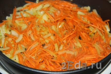 Перемешать лук с морковью и обжарить в течение 5 минут, не забывая иногда помешивать.