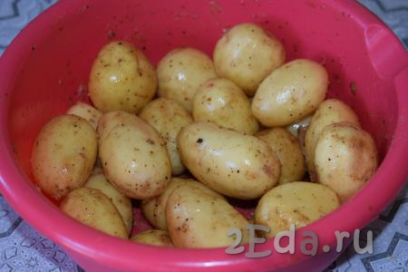 Втереть масло и специи в каждый клубень картофеля, дать постоять, примерно, 15 минут. За это время картошка просолится и может пустить сок, который необходимо слить.