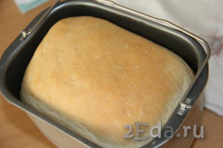 После звукового сигнала вытащить ведёрко с хлебом из хлебопечки и оставить на столе на 10 минут.