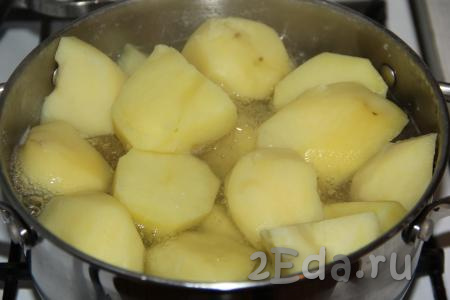 Картофель почистить, а затем выложить в кастрюлю, залить холодной водой и поставить на огонь. После закипания воды посолить по вкусу и варить картошку до готовности (обычно на это нужно 20-25 минут). Затем слить горячий отвар из кастрюли в кружку, он потребуется нам для приготовления пюре.