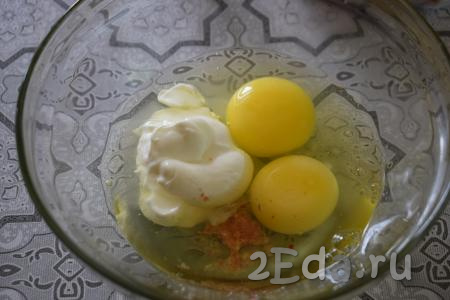 Пока отбивные просаливаются, подготовим кляр. Для этого в миске соединим яйца, сметану и соль (у меня чесночная соль).