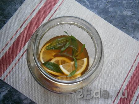 Чай размешивать до тех пор, пока не растворится сахар. Затем добавить дольки (или кружочки) лимона и листики мяты. Оставить чай минут на 10-15, чтобы он настоялся и впитал в себя ароматы лимона и мяты.