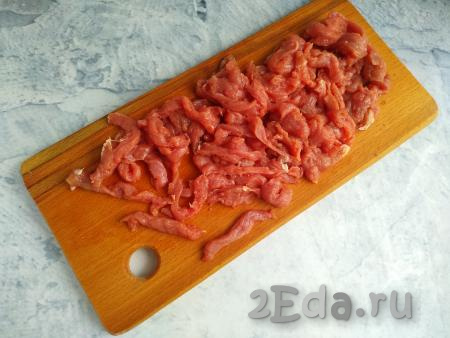 Нарезать отбитое мясо на продольные полоски.