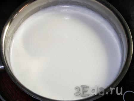 Переливаем яично-сахарную смесь в сотейник с молочной смесью и, постоянно помешивая, доводим до кипения.