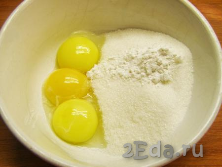 В отдельную мисочку высыпаем оставшиеся 150 грамм сахара, добавляем яичные желтки и крахмал.