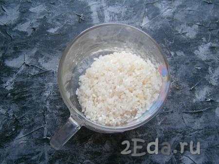 Любой рис промыть в холодной воде несколько раз (вода должна стать прозрачной).