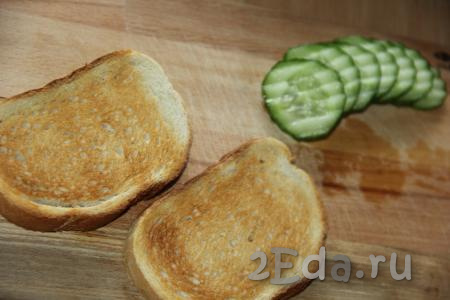 Кусочки белого хлеба​​​​​​​ поджарить с двух сторон на сухой сковороде (или подсушить в тостере).