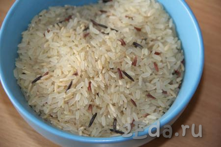 Для начала подготовить рис (я взяла смесь риса). Я взяла 200 грамм сухого риса, а в итоге получилось чуть больше 300 грамм варёного.