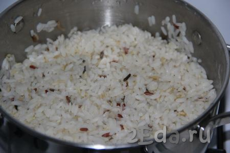 Готовый рис откинуть на сито (или дуршлаг), промыть холодной водой и оставить на пару минут, чтобы стекла лишняя жидкость. Рис получается очень рассыпчатым.
