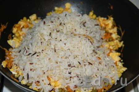 Всыпать в сковороду отваренный рис.