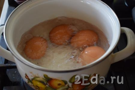 Пока настаивается бульон, сварим яйца вкрутую: опускаем яйца в холодную воду и доводим их до кипения, засекаем с момента закипания 10 минут. Готовые яйца обдаём холодной водой, очищаем и нарезаем их на кружочки или дольки - как вы любите.