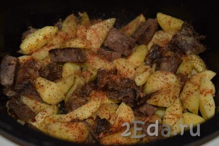 Солим, добавляем специи и перемешиваем. Жарим картофель с говядиной и луком, примерно, 15 минут под закрытой крышкой мультиварки, периодически помешивая.