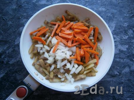 Обжарить баклажаны на растительном масле 3-4 минуты, помешивая, на среднем огне. Добавить  нарезанный произвольно репчатый лук и нарезанную брусочками (или соломкой) морковь.