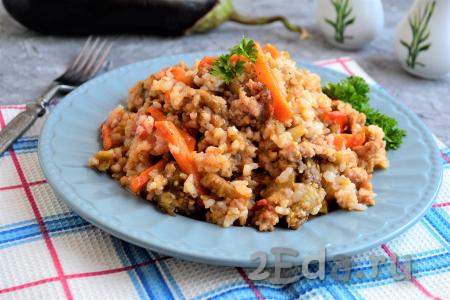 Баклажаны с фаршем и рисом на сковороде