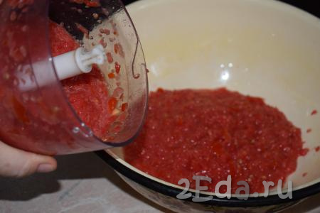 Получившуюся помидорную массу выливаем в ёмкость, в которой будем варить томат.