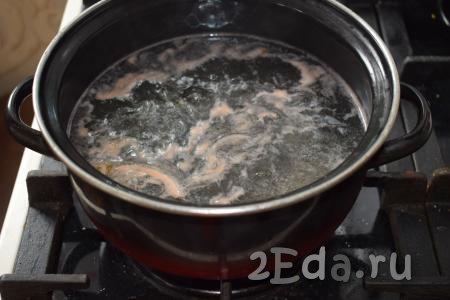В закипевший маринад вливаем уксус, выключаем огонь и заливаем кипящим маринадом содержимое банок.