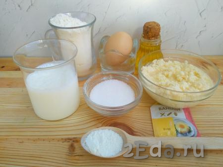 Подготовить ингредиенты для приготовления творожных оладий на кефире. Яйцо заранее достаньте из холодильника, чтобы оно было комнатной температуры.