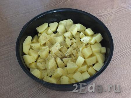 Выложите нарезанный картофель в кастрюлю, залейте водой, отварите, подсолив, почти до готовности (на это потребуется около 15 минут с момента начала кипения воды). Картошка должна стать достаточно мягкой, но при этом хорошо держать форму. Воду из кастрюли слейте, картофель поперчите. Можно отварить картошку, посолив и поперчив, в пароварке в течение 25-30 минут (почти до готовности).