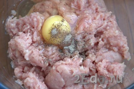 В смесь свиного фарша и лука добавить сырое яйцо, соль, специи по вкусу (я добавила молотый чёрный перец), перемешать.
