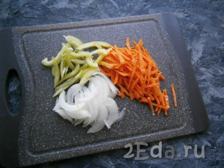 Очистить морковку, чеснок и лук, удалить из болгарского перца семенную коробку и плодоножку. Лук нарезать тонкими полукольцами, морковь и болгарский перец - соломкой.