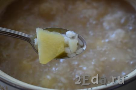Варим суп, примерно, 10 минут (до полуготовности картофеля). Промываем рис и кладём в суп с полуготовым картофелем, варим до полной готовности картошки и риса (примерно, 12-15 минут), солим и перчим по вкусу, добавляем любимые специи.