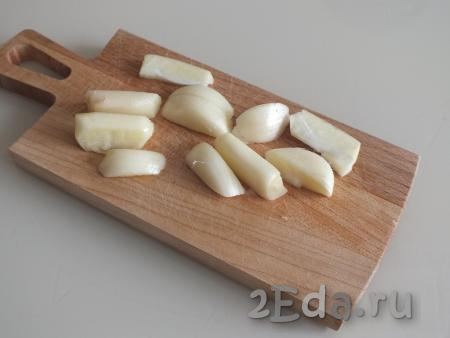 Зубчики чеснока очистите и разрежьте на части, из расчёта 1-2 кусочка на каждый помидор.