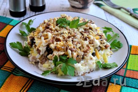 Салат с курицей, грибами, сыром и грецкими орехами