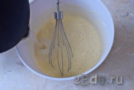 Отдельно доведите воду до кипения и, не прекращая перемешивание, введите тонкой струйкой в тесто кипяток. За счёт кипятка мука в тесте заварится и тесто для блинчиков станет более эластичным.
