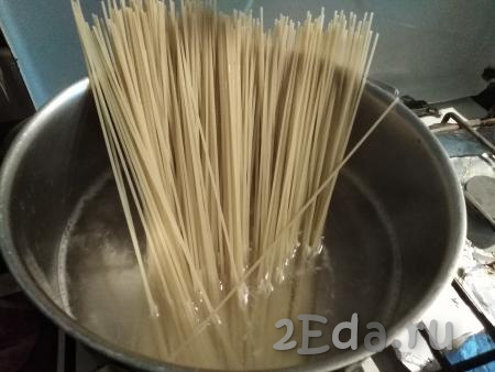 Спагетти выкладываем в подсоленную кипящую воду и отвариваем в течение времени, указанного на упаковке. 