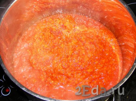 Прокручиваем очищенный перец через мясорубку. Когда помидоры проварятся минут 15-20, добавляем к ним перекрученные болгарские перцы, продолжаем варить на слабом огне, также, минут 15-20, иногда перемешивая и убирая пену.